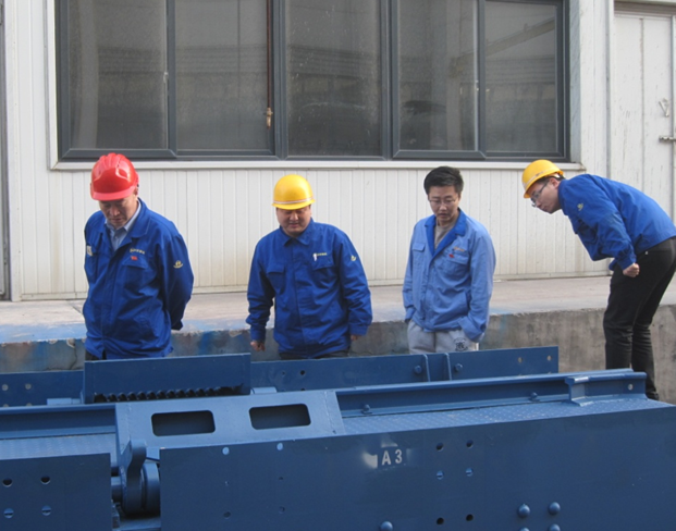 熱烈祝賀煤專公司“出口越南罐籠”、“沙爾夫軌道”兩大國際項目按期交付，“兩提一?！被顒訄A滿結束